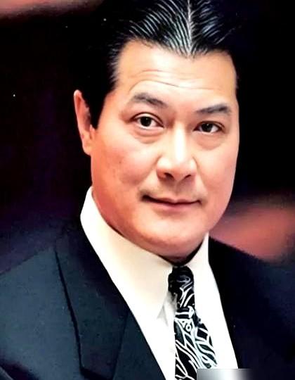 2008年沈殿霞追思会，邓光荣突然抢过话筒，对着台下的郑少秋一字一句地质问。
