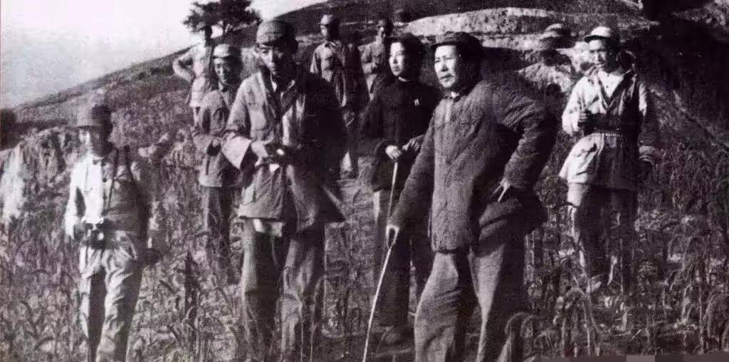 领袖风范，千秋永垂！
转战陕北：一根木棍、两条腿，粗布衣服、胸有成竹！在沟壑中纵