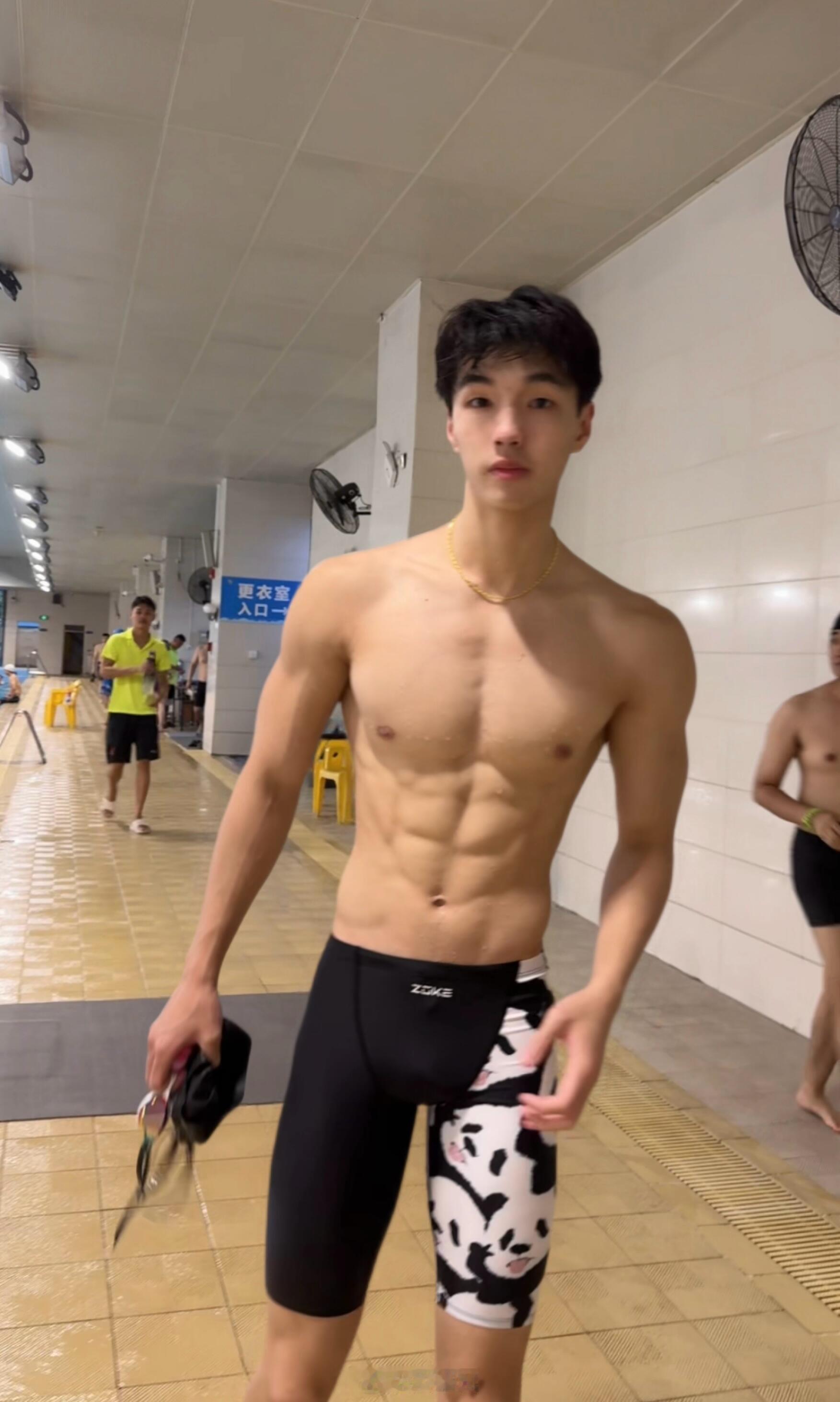 夏天陪我去游泳。传送门丨杨锦一 ​​​