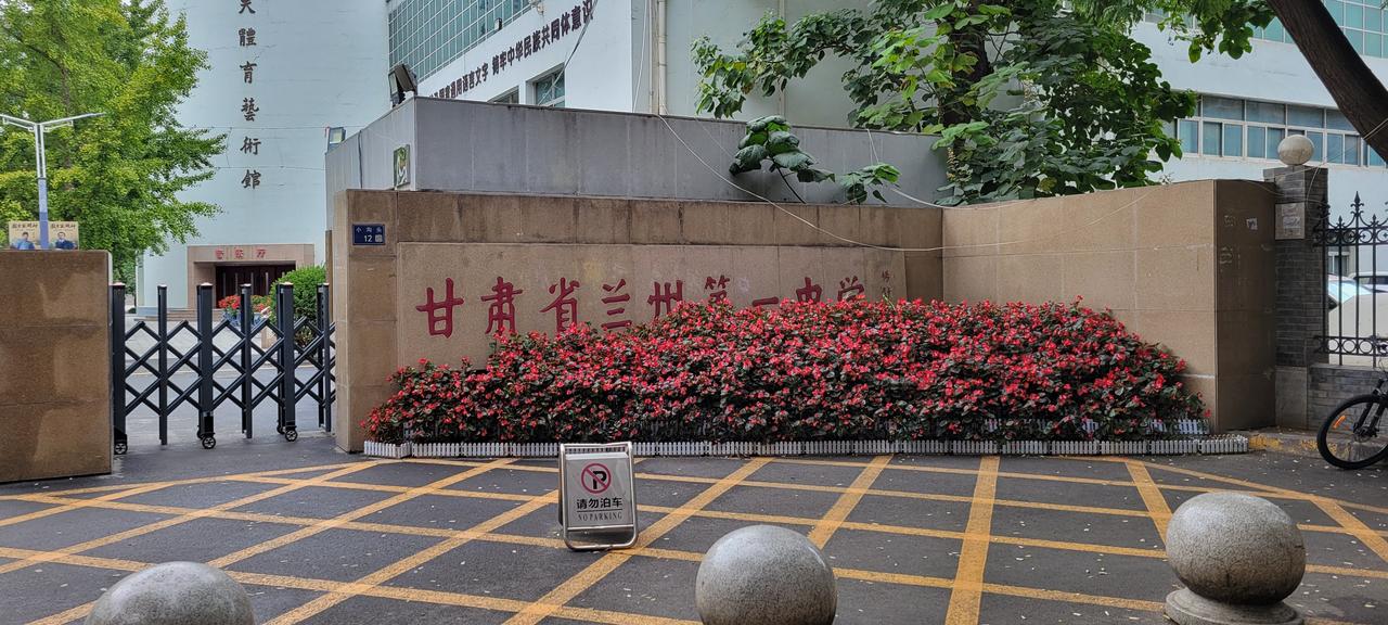 昨天兰州最高气温还是摄氏27度，还有不少人穿着衫衣和裙子，今天陡然降温，早上最低