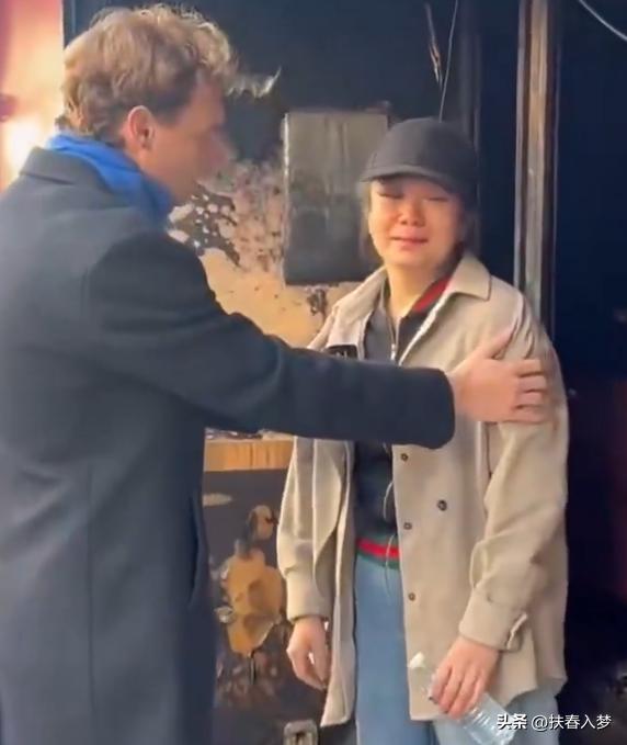 法国骚乱现场，华裔老板娘被打得鼻青脸肿，餐厅被完全烧毁，她失去了一切。网友感慨，
