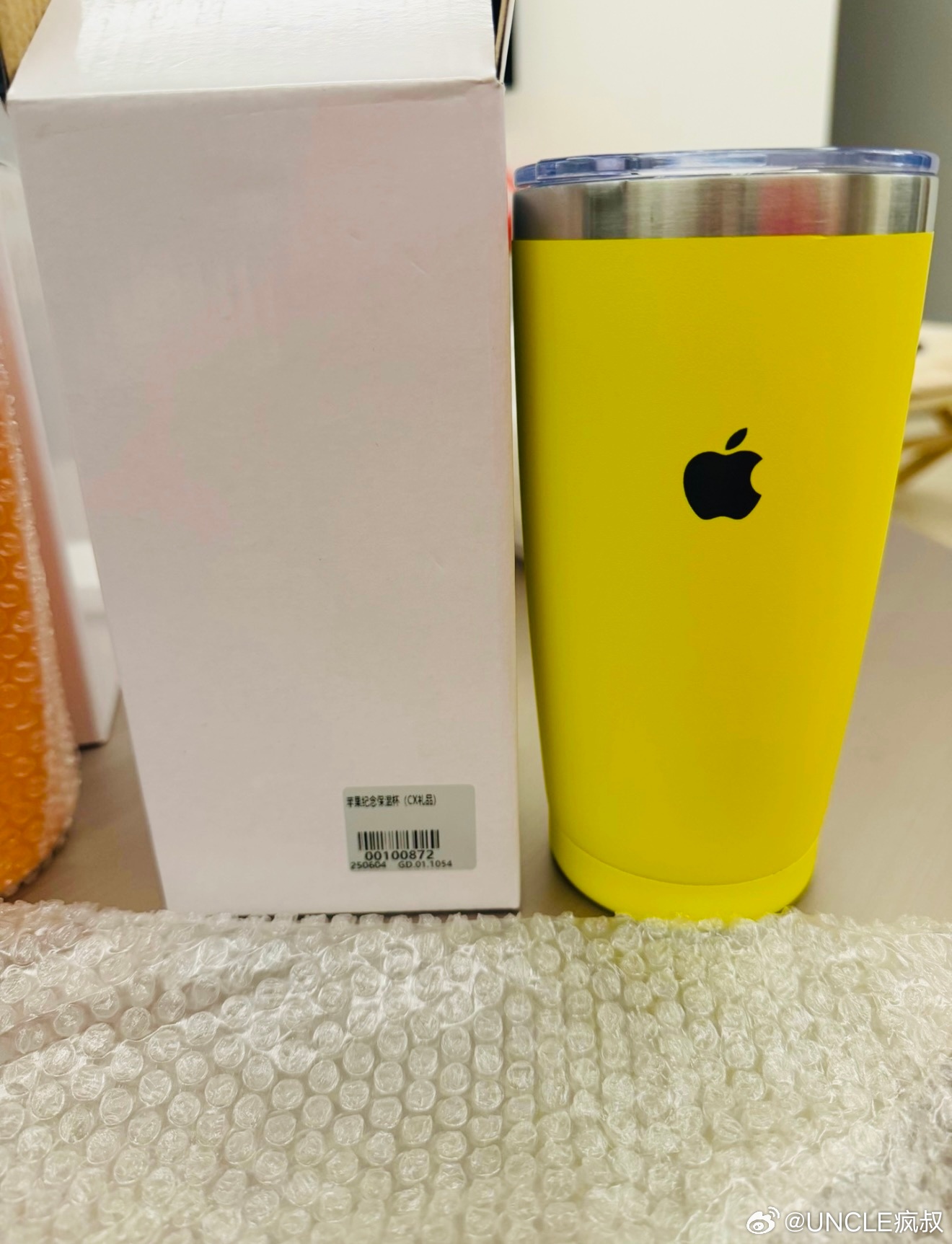 【假期愉快】春天到啦，多喝水总是没毛病的。那就奉上一个水果牌的保温杯，喜欢吗？（