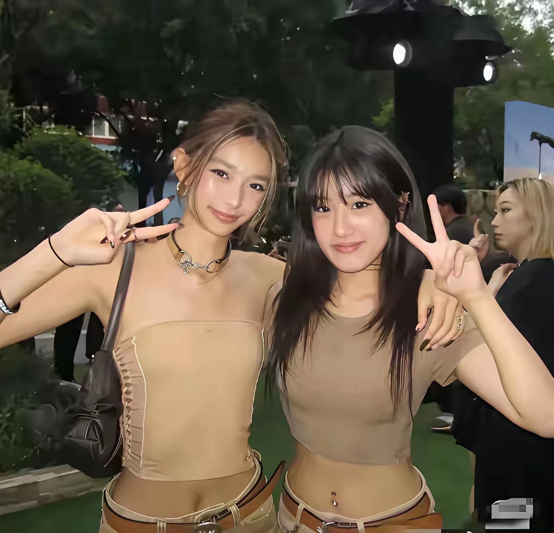 贾静雯女儿亭亭玉立，完美继承了妈妈的高颜值与好气质！ 