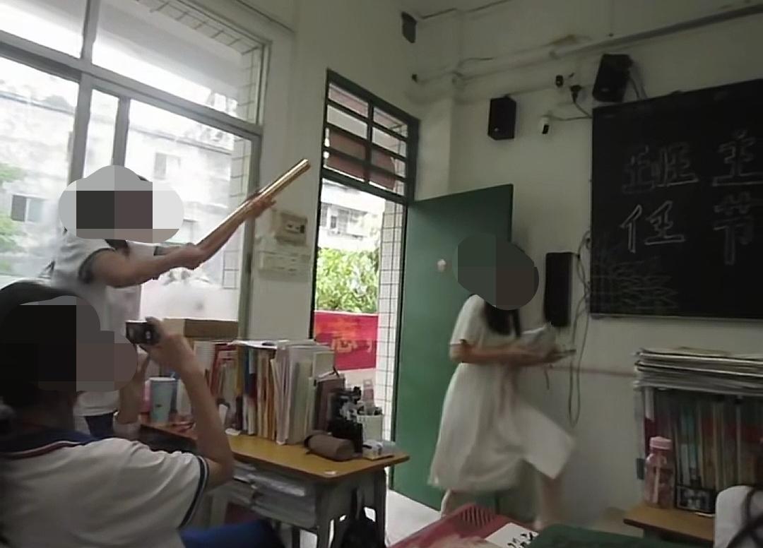 笑死我了！广东一班级的学生想给女老师一个惊喜，就是等老师进教室后放礼花，哪知道老