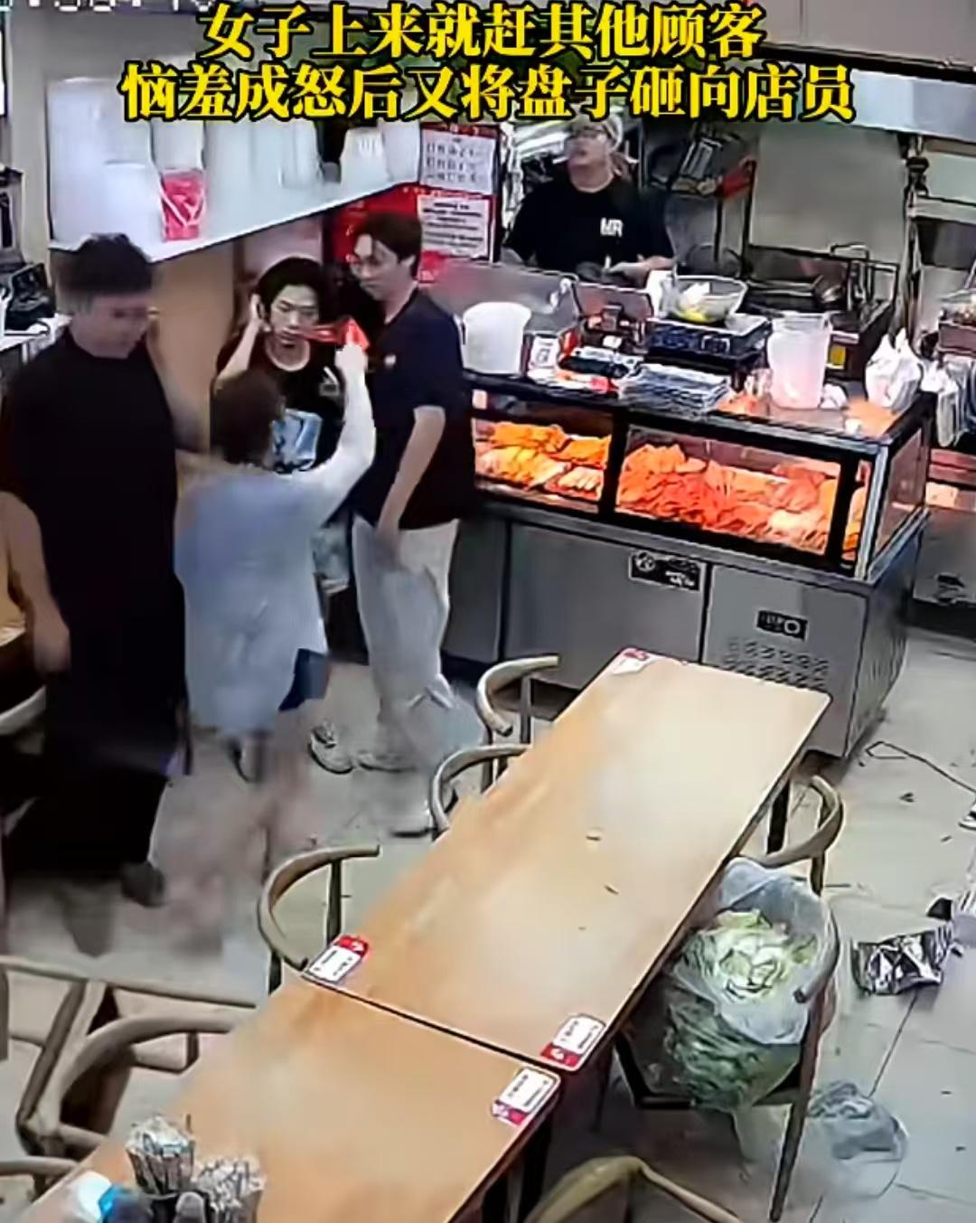 一小仙女在店内无端扔椅子，店员阻止后，她竟驱赶店内顾客，不让大家吃饭。几个高个子
