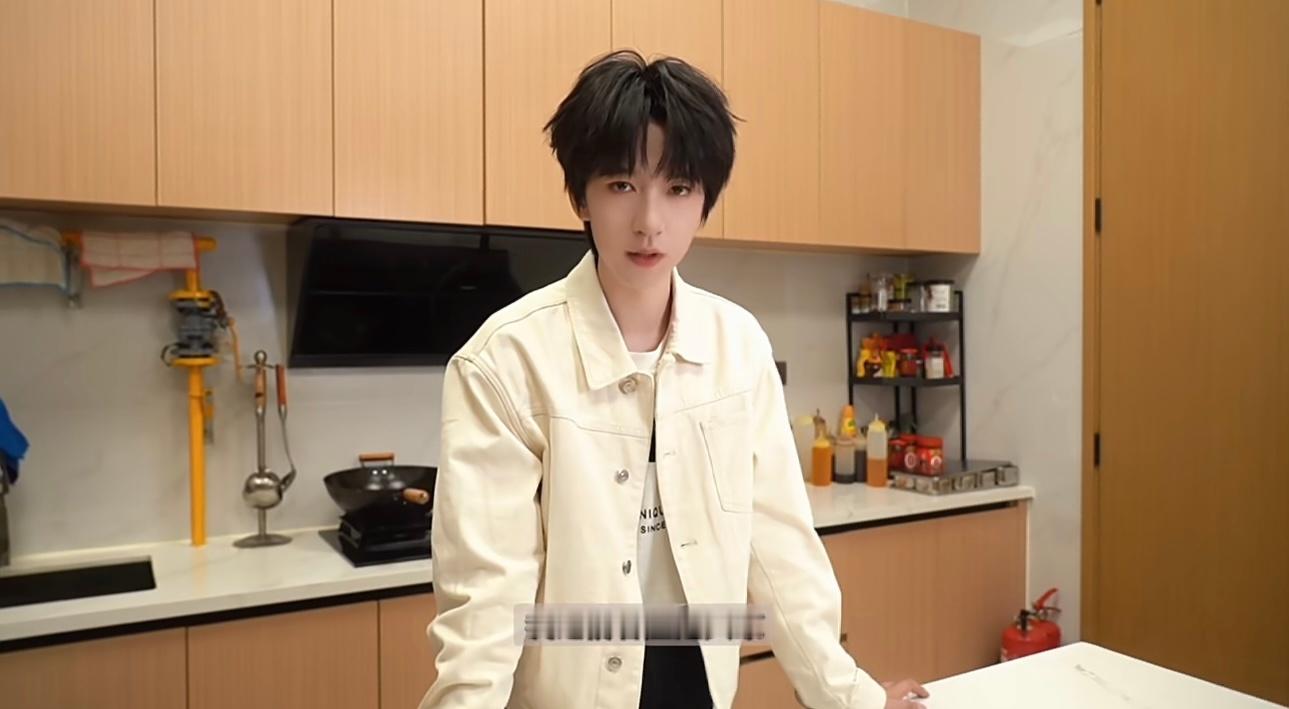 贺峻霖凌晨做汤饭小贺哥哥怎么这么好 凌晨四点发做汤饭vlog 果然答应过我们的事