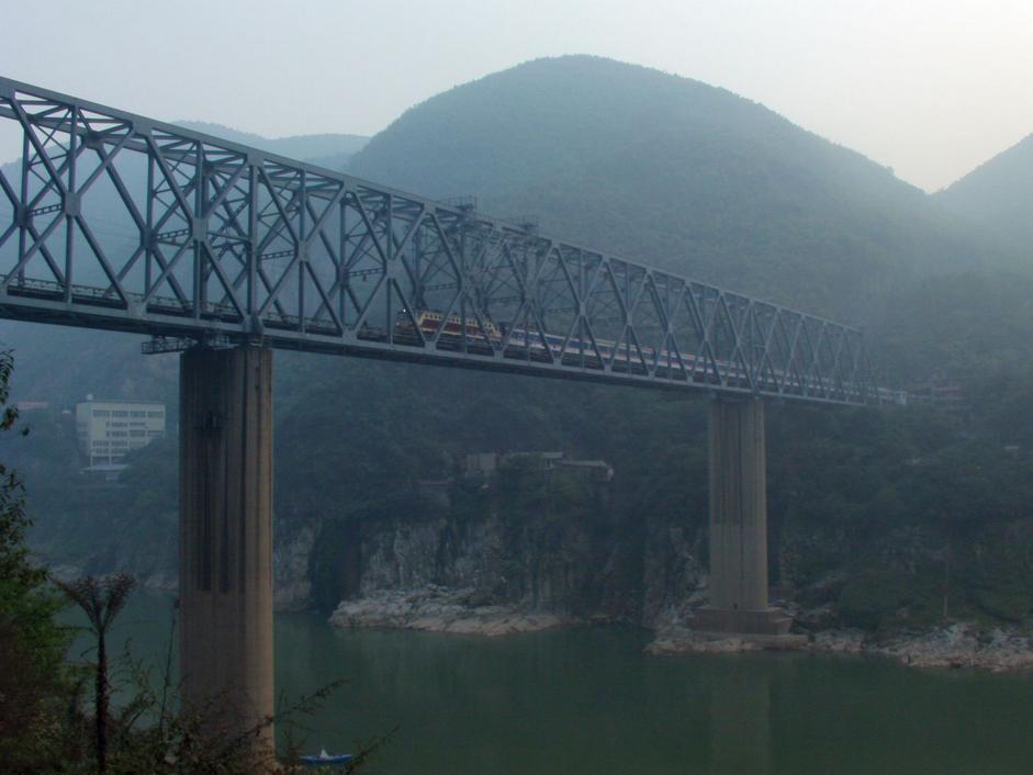 2010年秋，重庆到武汉的T258次列车通过北碚嘉陵江大桥。这趟列车最早是武昌到