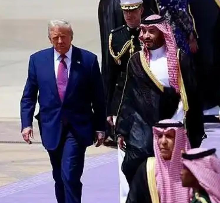 美国还是够点意思的。萨勒曼给川普打了两通电话，请求美国出兵打击胡塞武装。

结果