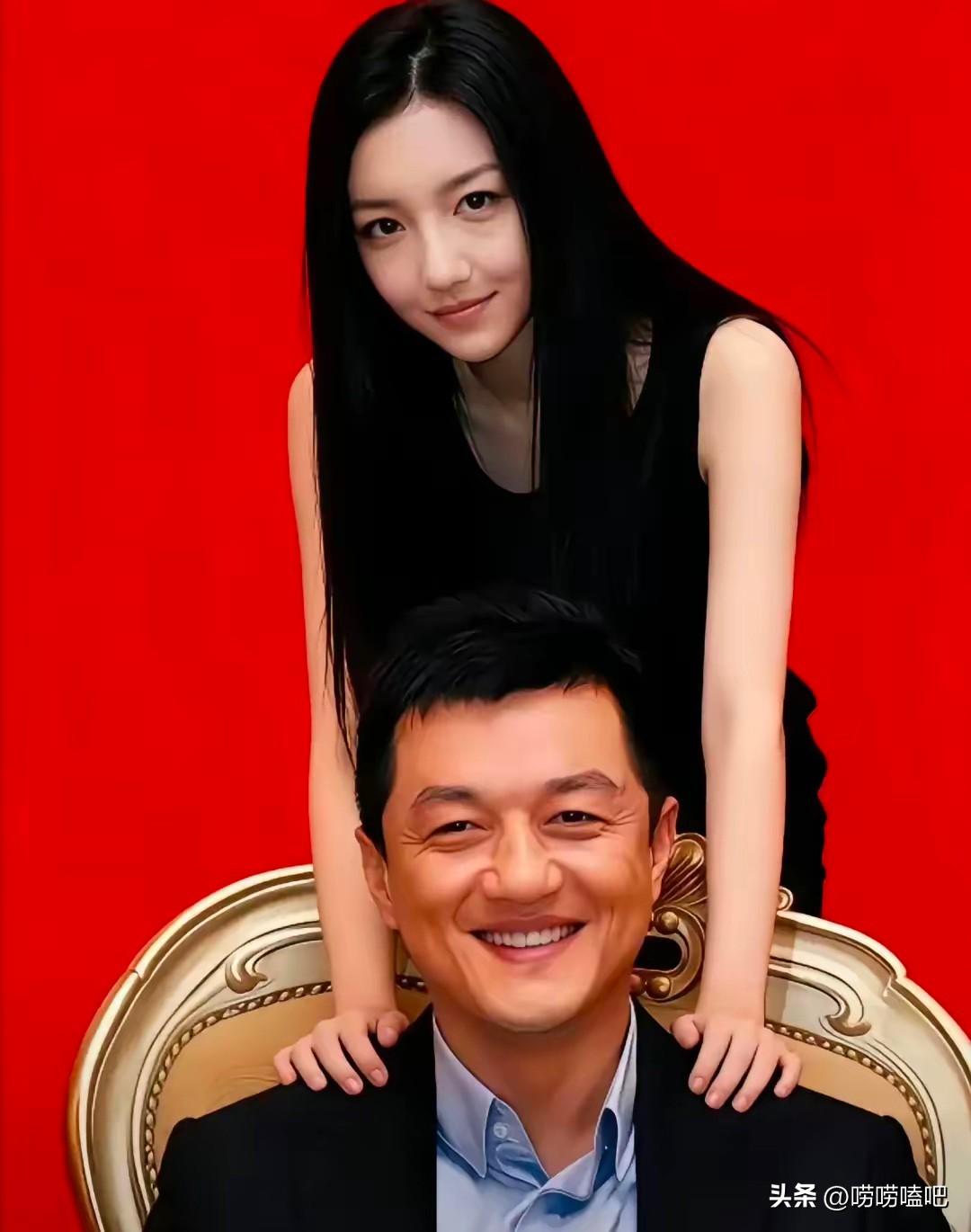 李嫣火上热搜，
估计最高兴的不是别人，
而是李嫣的父亲李亚鹏，他的宝贝女儿终于被