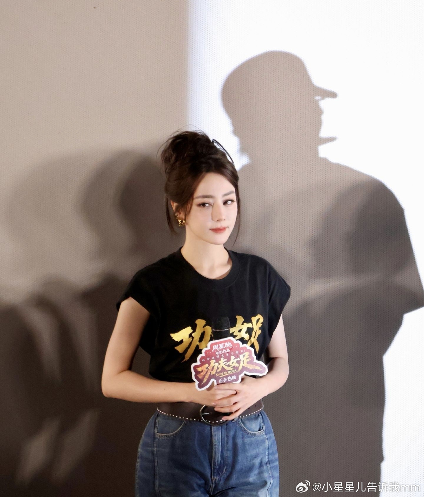 周星驰的影子迪丽热巴的脸功夫女足路演这张抓拍也太绝了，迪丽热巴在前，身后恰好映出