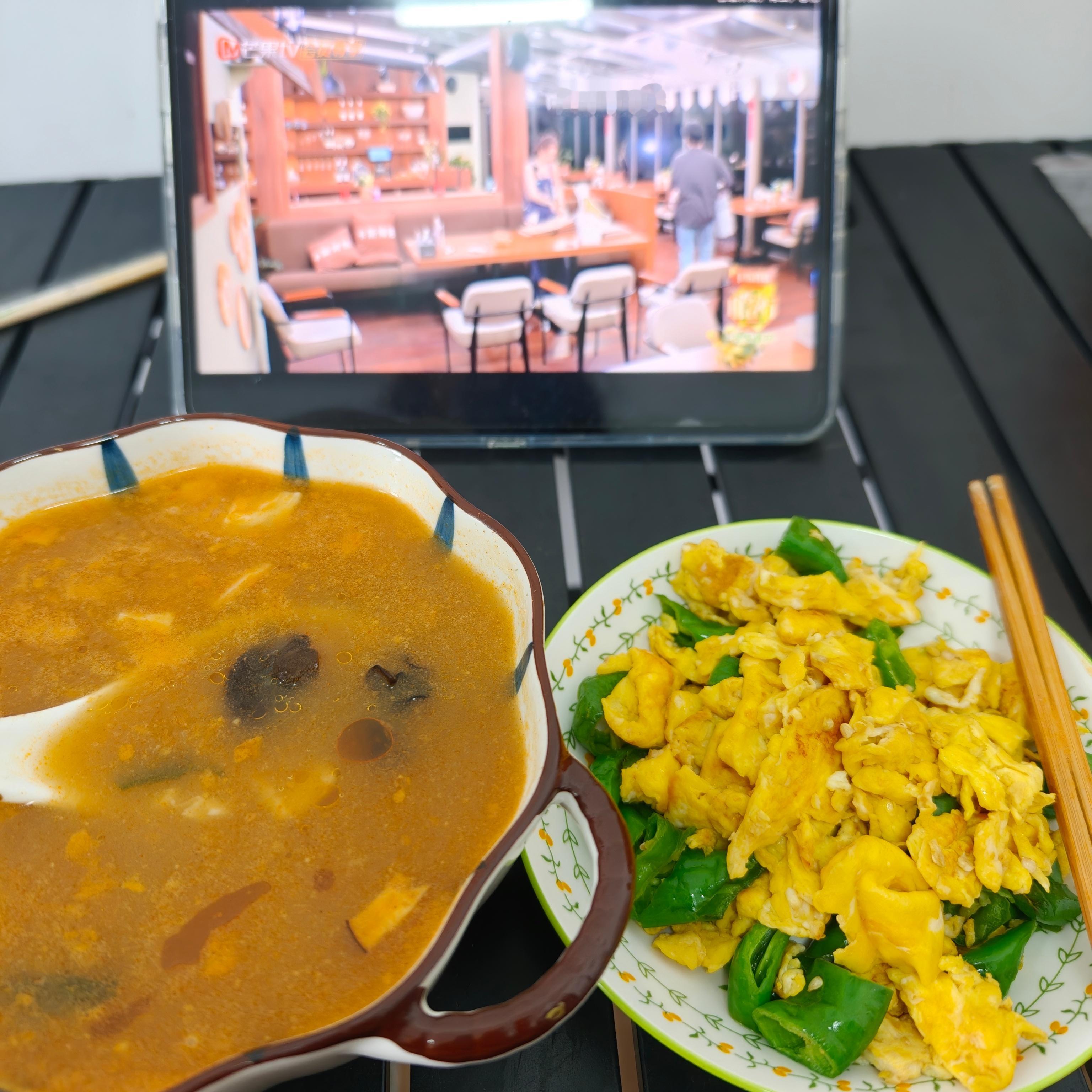 甚至还正儿八经给自己做了顿饭。 