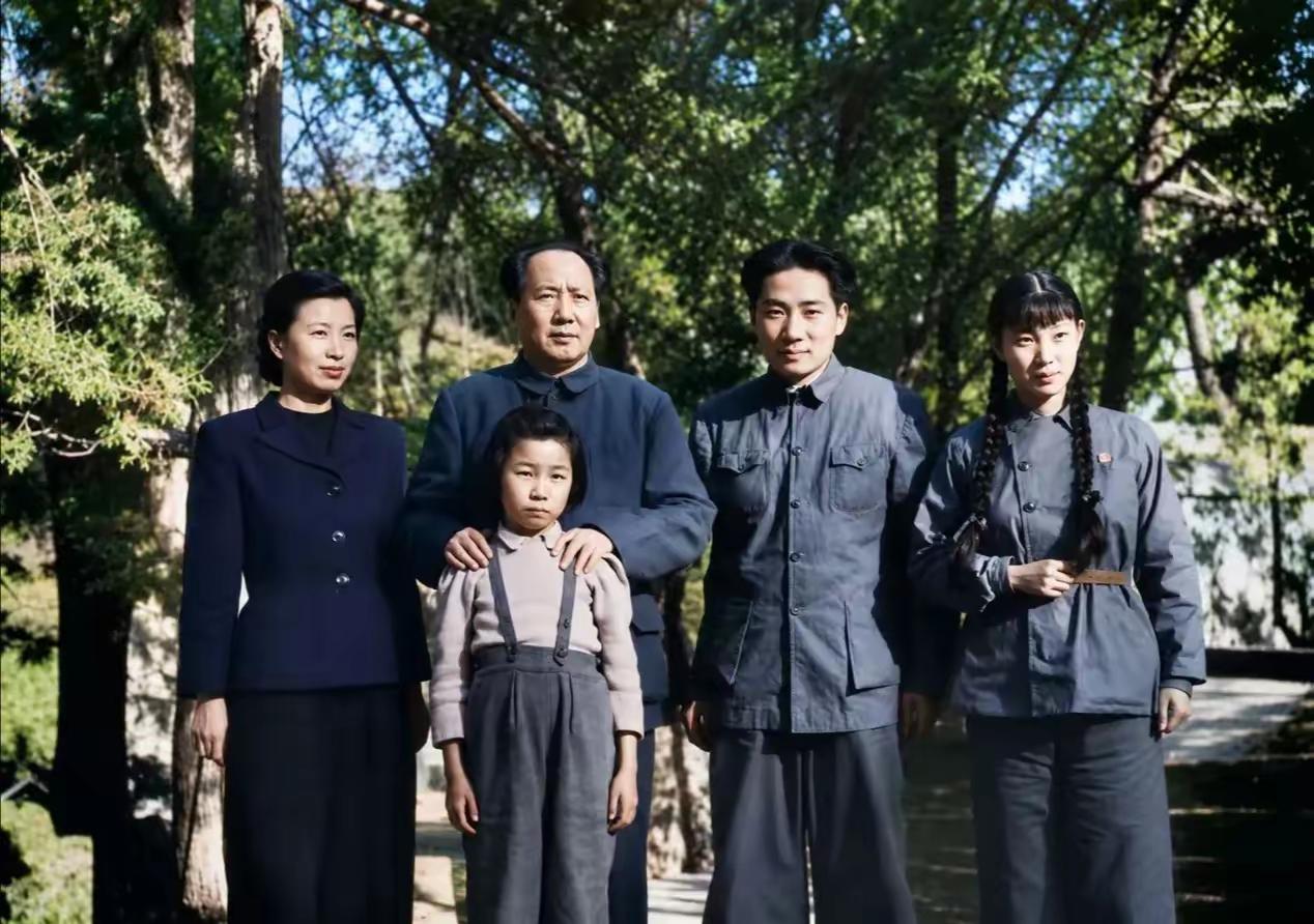1949年，毛主席一家五口的合影，小女儿李讷才10岁，准儿媳刘思齐还未过门。
​