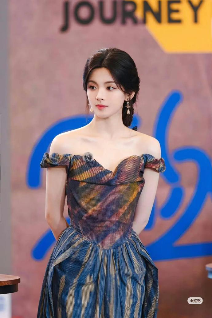 内娱肩颈线条最优雅的女星非她莫属。 ​​​