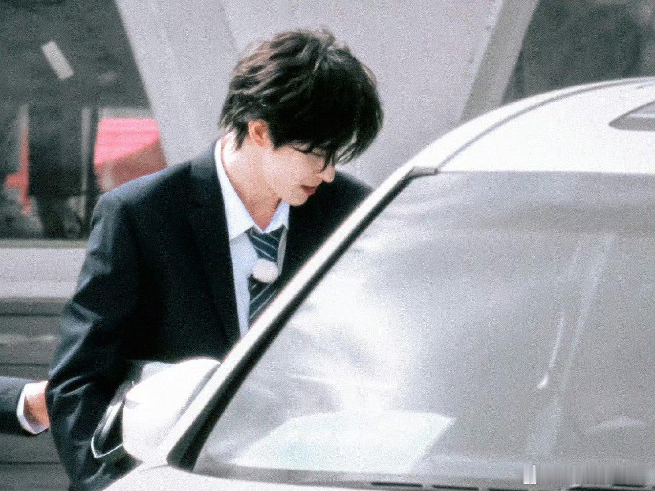 敖瑞鹏卖保险路透，如此劣质的衣服照样撑得起好爽的脸和身材，太二次元了我的天🥺人