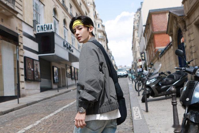 #侯明昊27岁状态##侯明昊27岁生日写真#侯明昊，27 岁的你散发着迷人的光芒
