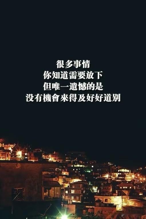 我在买雪糕，正在挑选的时候进来一位男士。
拉开冰柜扒拉来扒拉去好像在找什么东西。