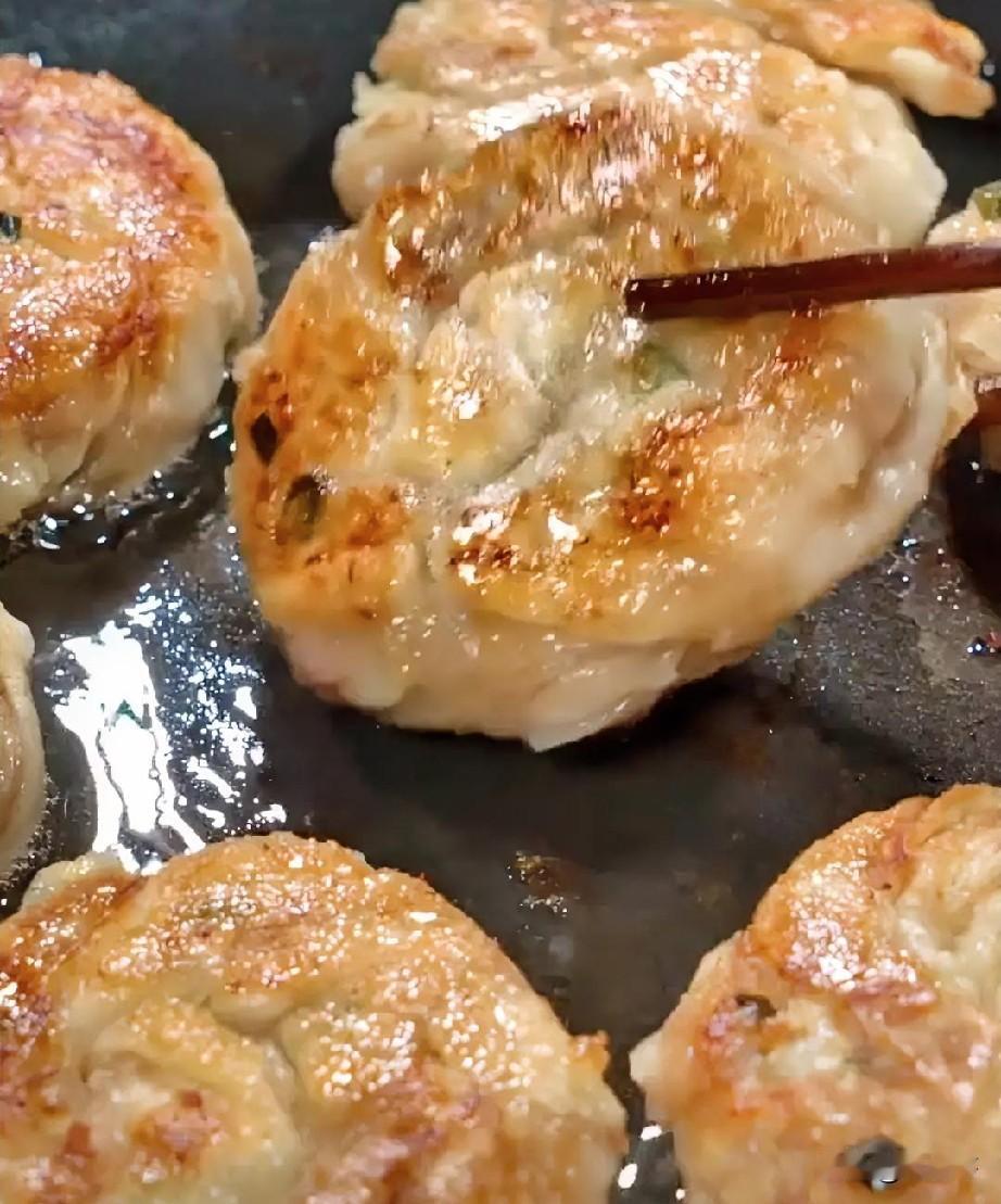 早餐吃了吗？这个煎饼看起来好吃，做起来方便省事。在冰箱拿几张绞子皮，叠上三层，每