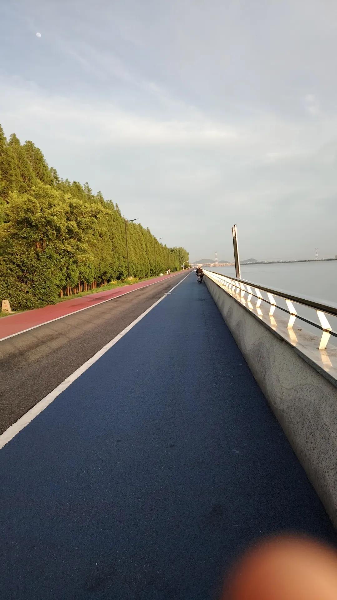 就想知道钱塘江这条路到底有没有尽头～每次都骑不到头～