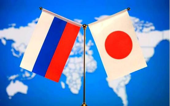 日本不傻，目前是俄罗斯最虚弱的时候，但是，日本到现在都不敢到北方四岛捕鱼。
 
