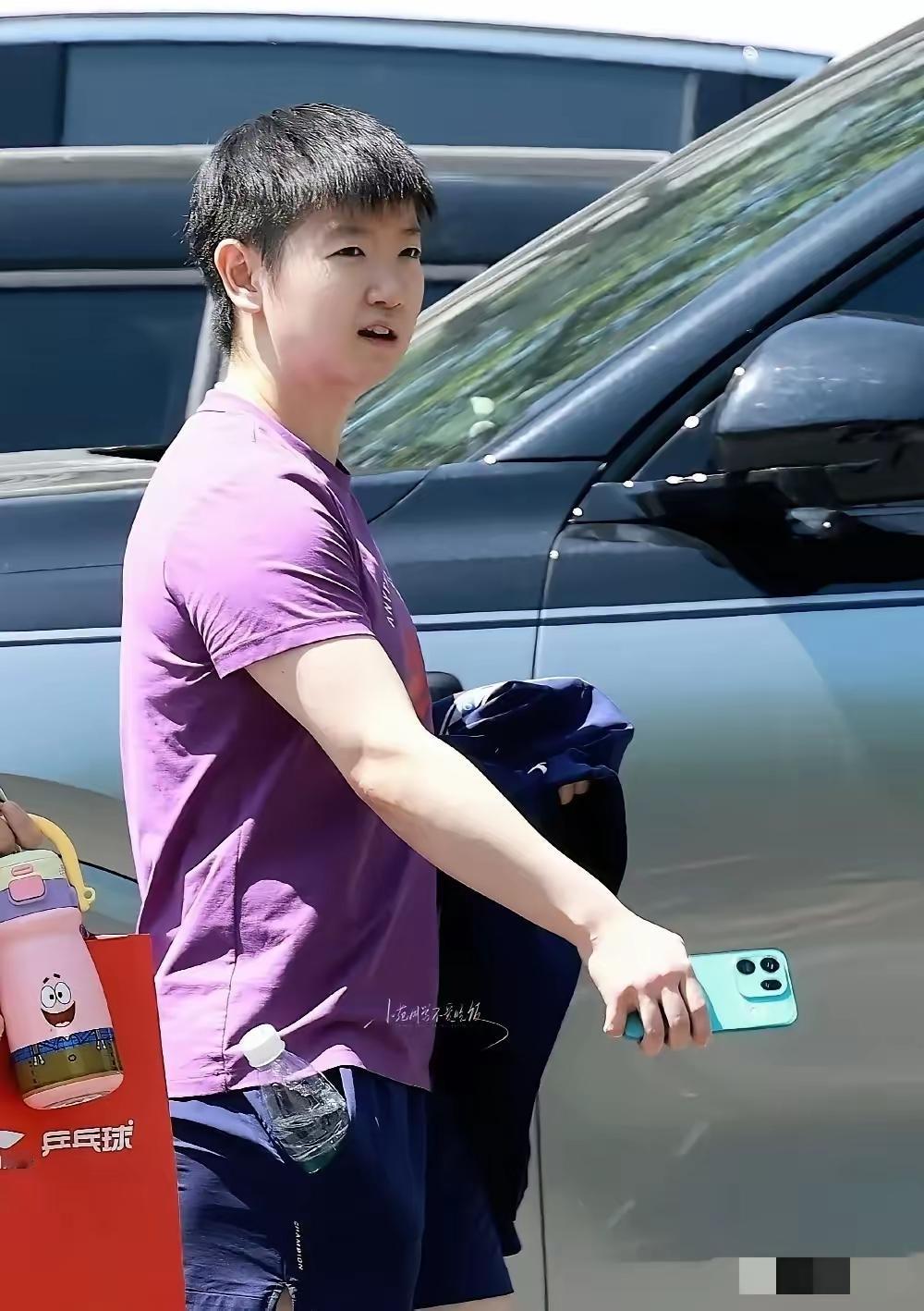 千呼万唤始出来！新鲜出炉的孙颖莎终于正常上训啦，球迷们悬着的心总算放下了。
 