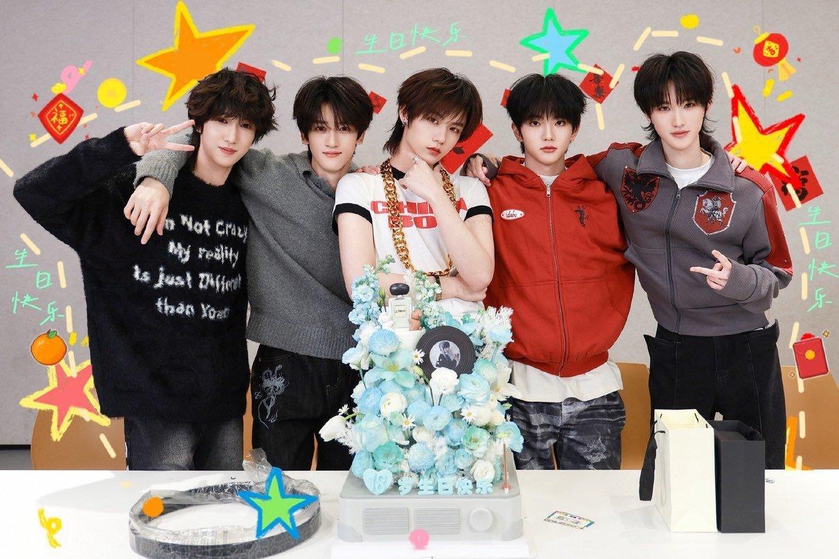 娱乐张子墨tfing18岁生日合照 张子墨tfing生日合照 幸福的18岁～ 
