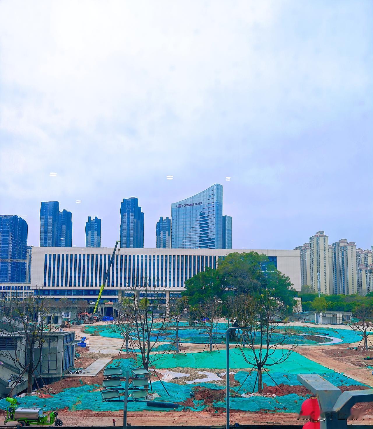 福建省漳州市市民广场已经进入最后的硬化、绿化阶段。市民广场在水仙大街和建元东路之
