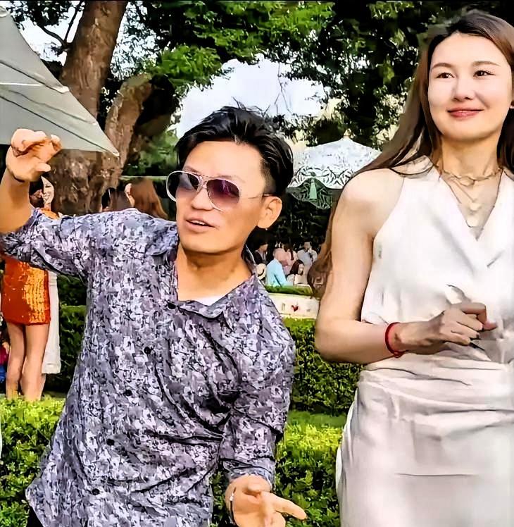王宝强被马蓉捅了一刀。缝伤口的，是冯清。缝了八年，还没缝完。

当年他把银行卡、