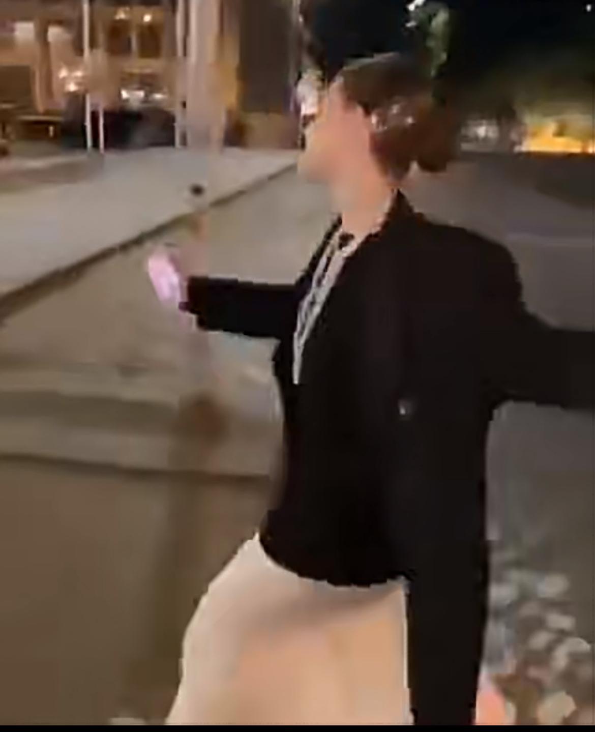 俄罗斯网红在格鲁吉亚与朋友拍摄视频时，不慎跌入地铁入口，不幸身亡。
网红边走边跳