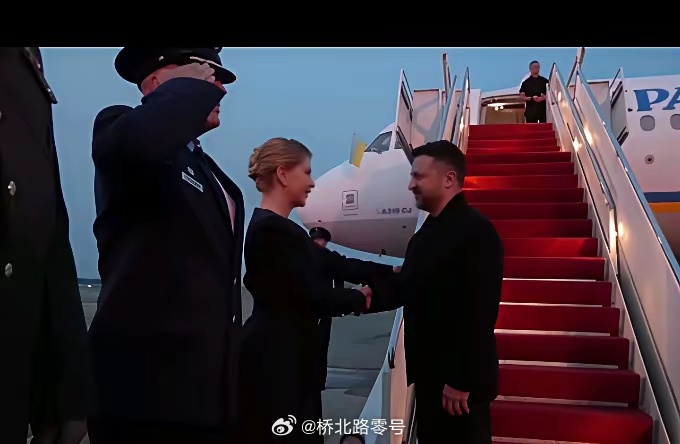7月28日凌晨，泽连斯基抵达华盛顿，美方派出礼宾司和军方人员共同接机。随后车队前