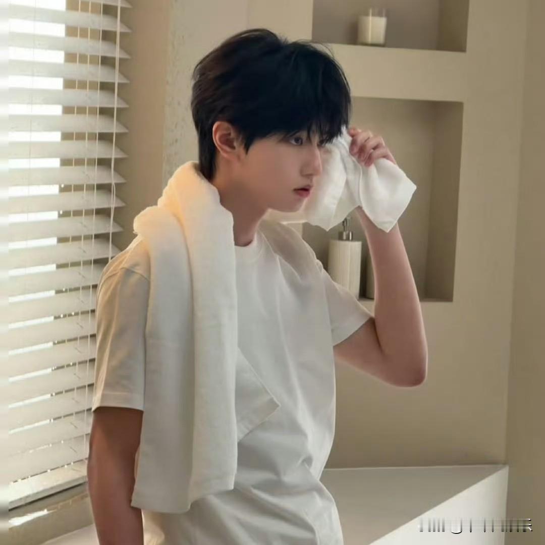 2026年4月28日，TF家族三代成员穆祉丞发布的一则日常vlog片段迅速登上热
