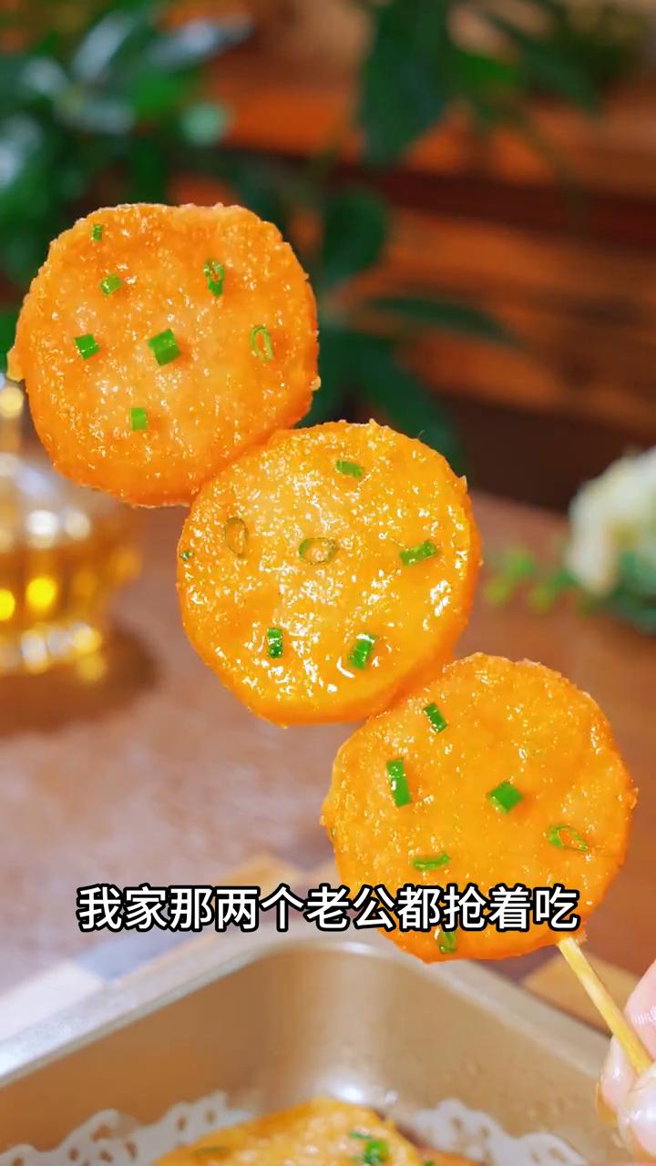 咸蛋黄焗地瓜。
大家注意看，这是我见过红薯最好吃的做法，相信98%的人都没有见过