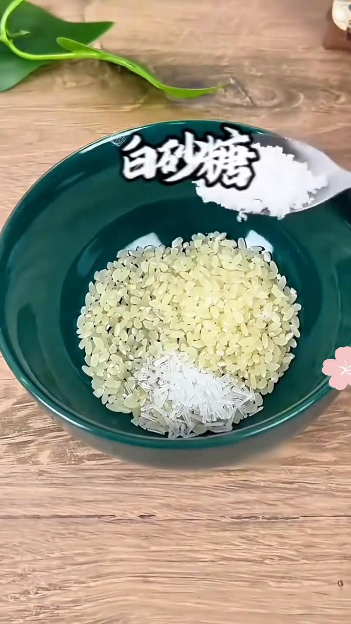大米、味精、白砂糖、洗洁精、白酒搅拌均匀，纸板放，再放。哪里有老鼠放哪里，放，放