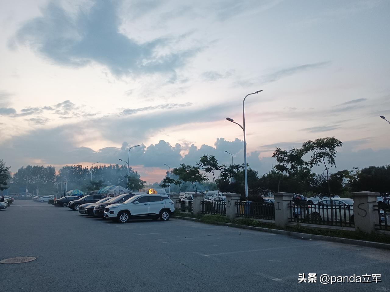 体验大暑
大暑那天中午，我下楼去超市买牛奶，一到楼下，就后悔，咋没打一把伞出来，