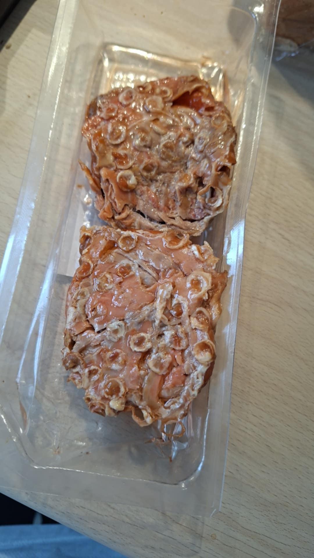 超市买的三文鱼，翻过来吓一跳：鱼身上密密麻麻全是小圆坑，像被什么啃过。发到网上问