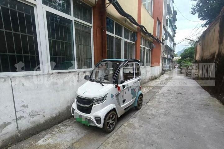 贵州贵阳，一名老人听信商家“上路不用驾照”的宣传，花了1.5万买了辆老年代步车，