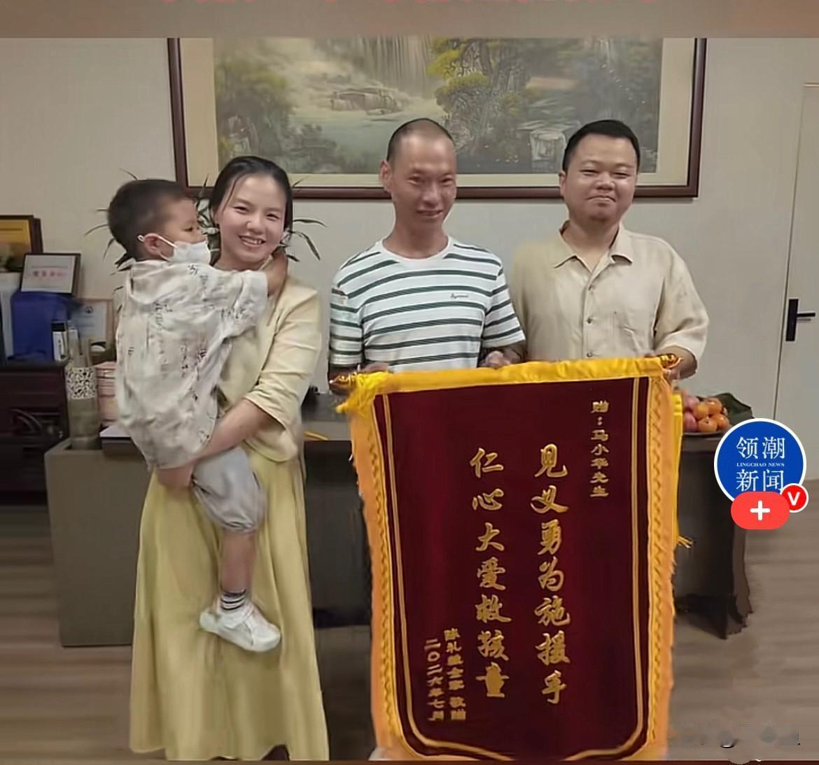 近日，浙江瑞安仙降的马先生刚在河边游完泳，正坐在石头上休息放松，突然耳边传来急促