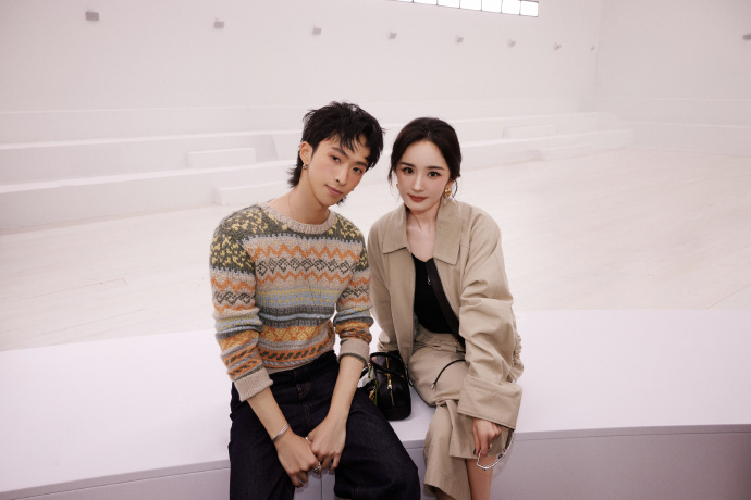#杨幂恩利巴黎秀场合照# 杨幂恩利巴黎秀场合照，男帅女美清新养眼的姐弟是啦~ ​
