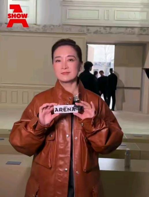 完全不敢想
现在的贾玲
和之前完全不一样了，之前胖乎乎的贾玲看着就给人一种亲近感