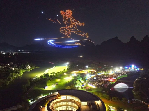 老外在桂林成功追星成龙  桂林之夜惊喜连连！多国友人现场圆梦追星成龙，漫天无人机