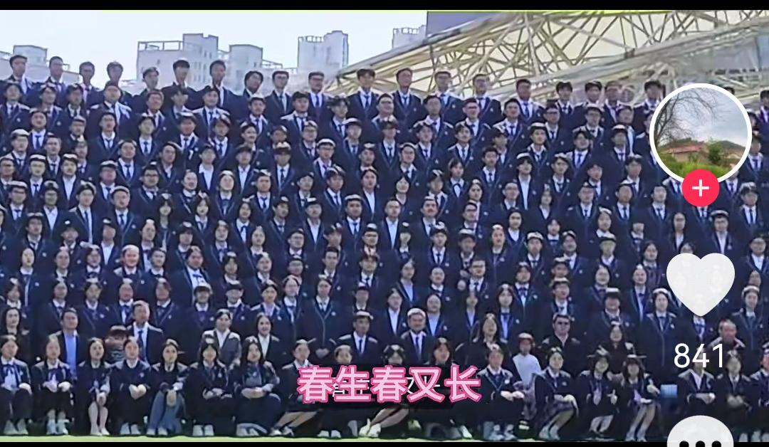 毕业证
这两天，总是刷到儿子高中所在的学校高三毕业生2000人同框的视频，依然是