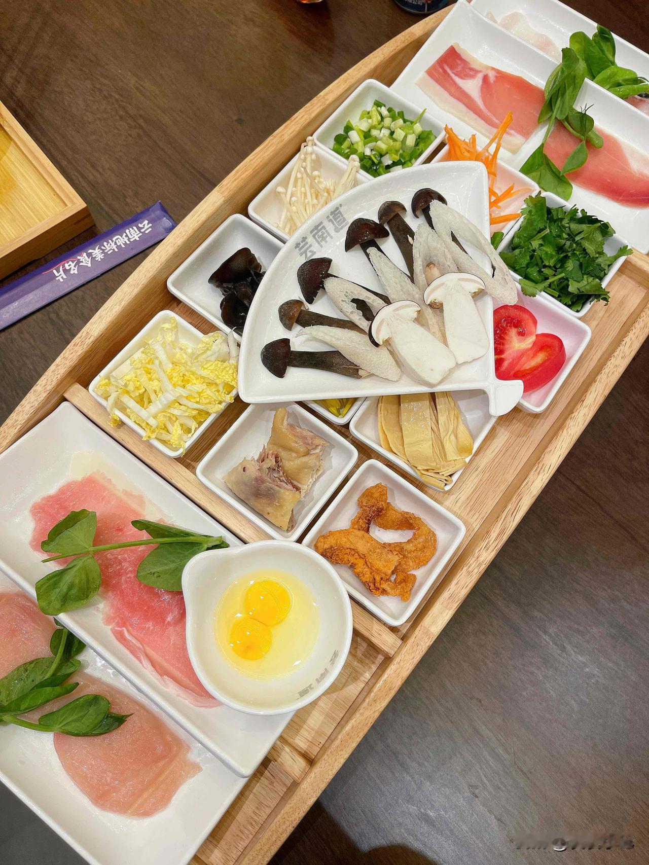 《过桥米线生存指南》  
⚠️警告：新手请熟读本文，以免在云南美食江湖“社死”！