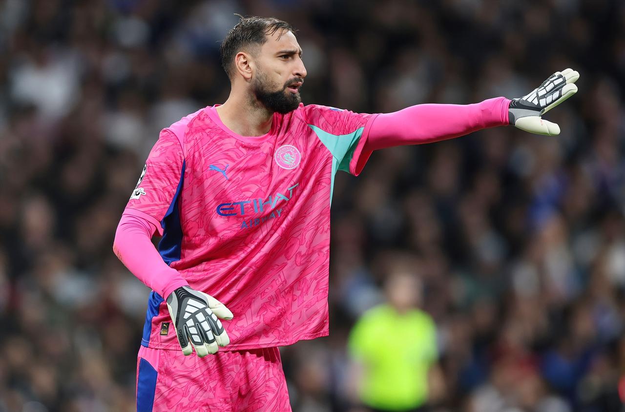 哈兰德：钱多多，你这失误可把光头瓜吓得不轻啊？直接爆头崩溃了。
多纳鲁马：你们误