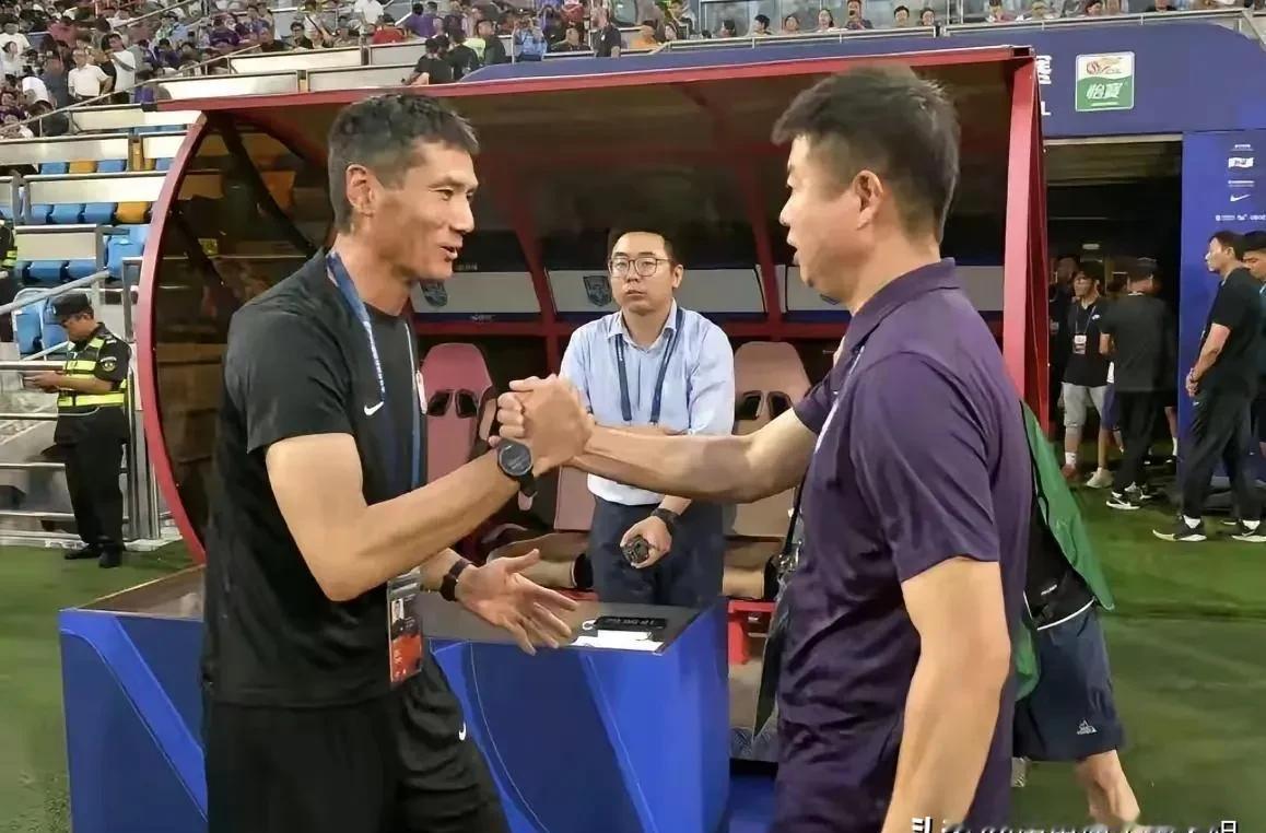 邵佳一、于根伟上位？
别急着喊“自己人”了。
足协手里攥着三份名单，两个本土，三