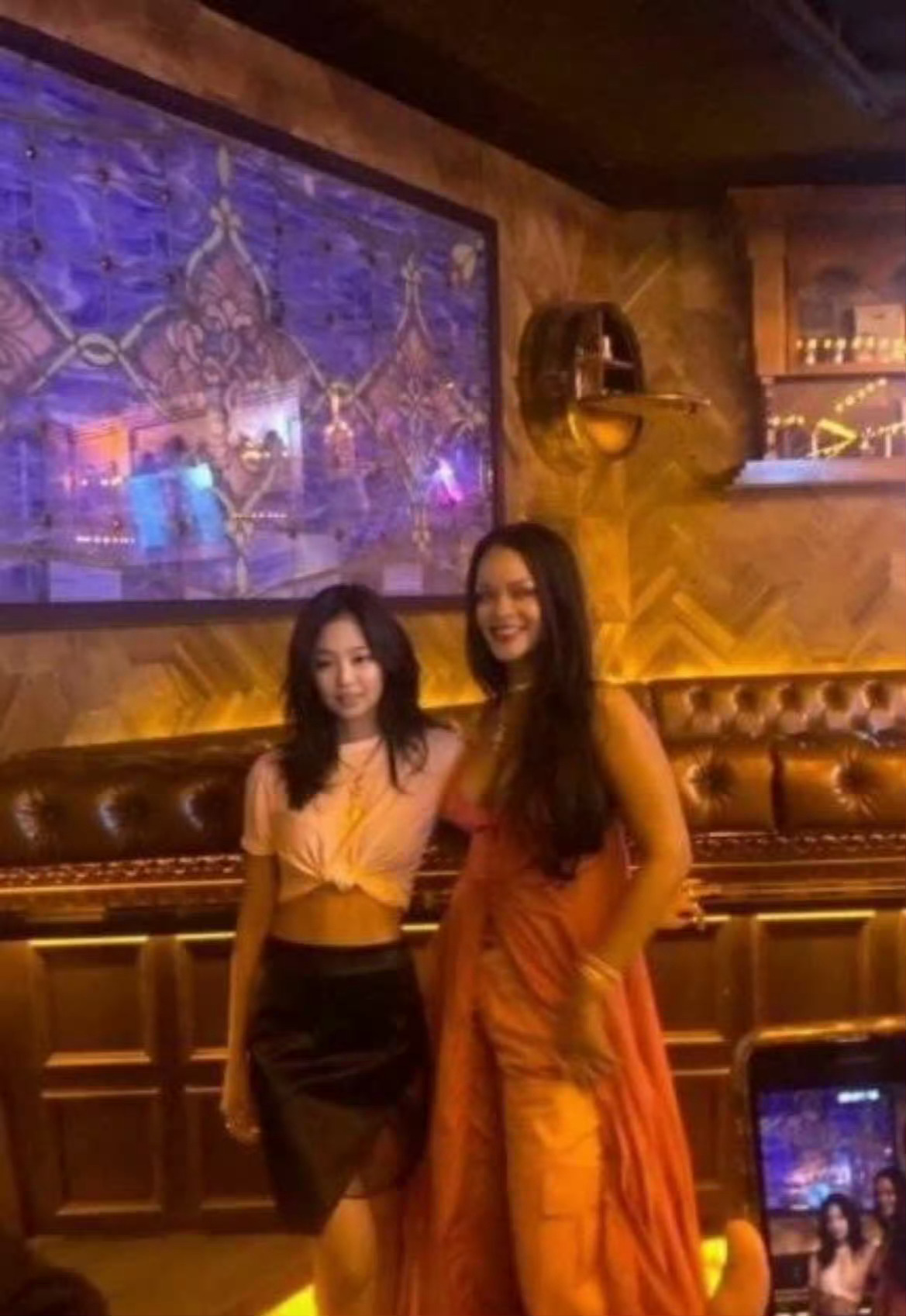 Jennie和蕾哈娜一起在台下观看演出追星运 