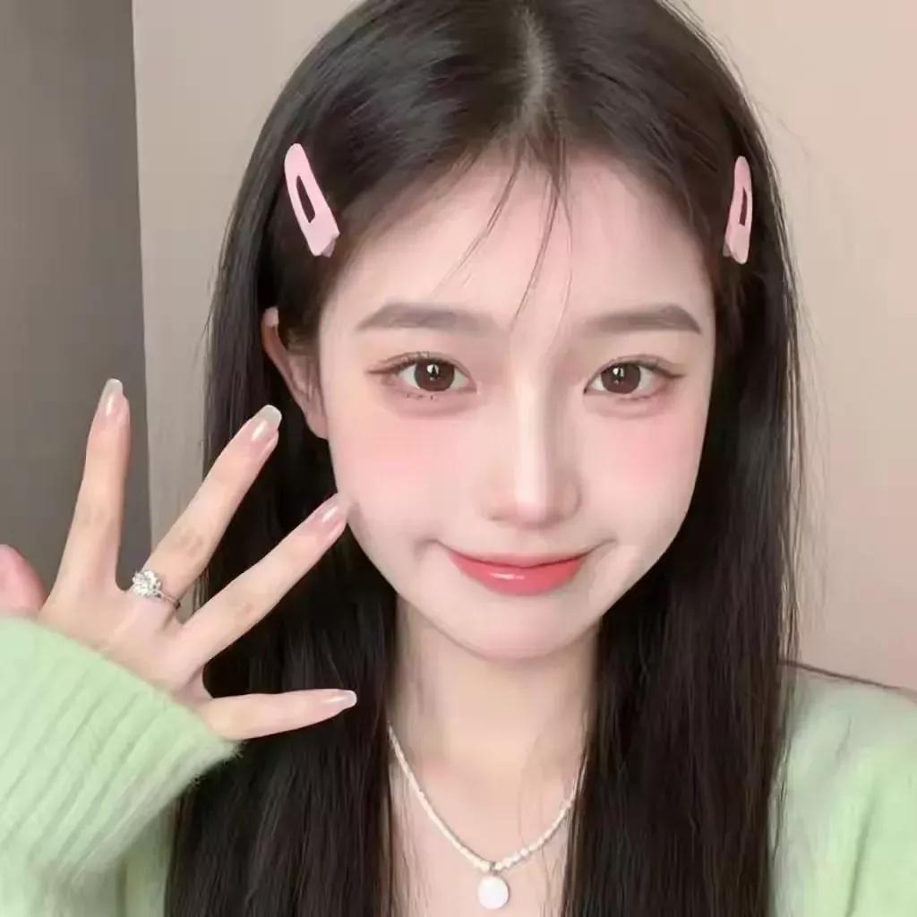 甜美少女心，粉色蝴蝶结发夹，可爱美甲，精致妆容，笑容甜美，时尚项链。温柔甜美系发