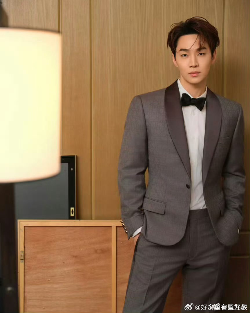 晚宴内场里的刘宪华 晚宴内场的刘宪华太鲨人！优雅中透着贵气，温润感裹着高级范儿，