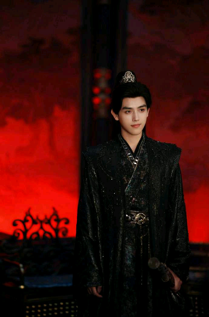 陈飞宇拍被掐戏前主动憋气陈飞宇拍窒息戏前主动憋气，不靠演技硬憋出真实生理反应，就