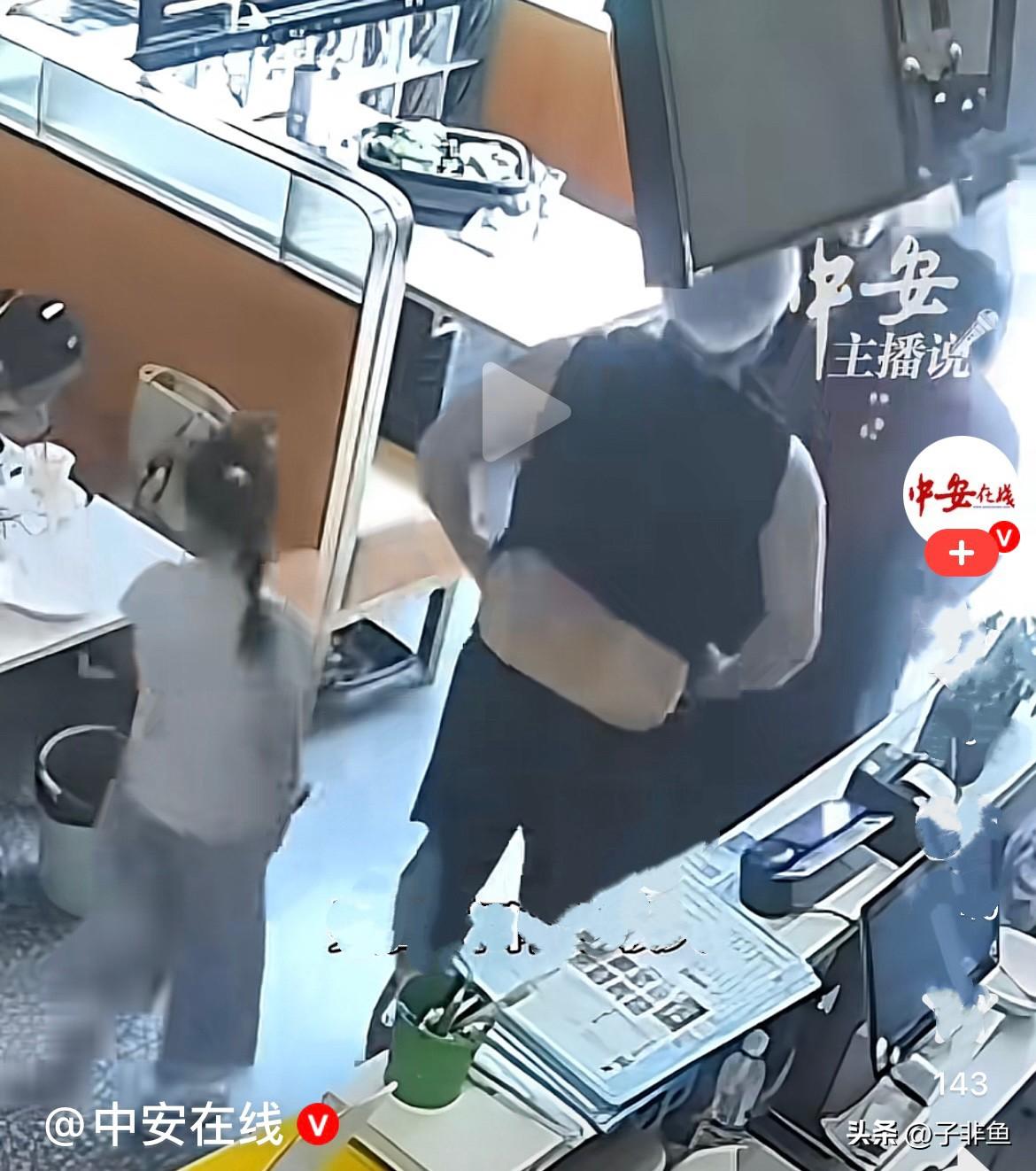 近日，江苏常州一位女子正在店内就餐，突然被食物卡住喉咙，瞬间无法呼吸、说不出话，