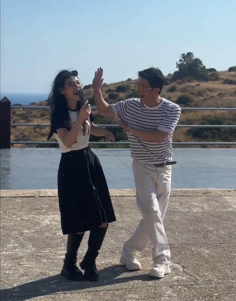 吴京跳舞，动作柔美当场逗笑陈丽君

6月17日陈丽君晒出塞浦路斯同框视频，二人合