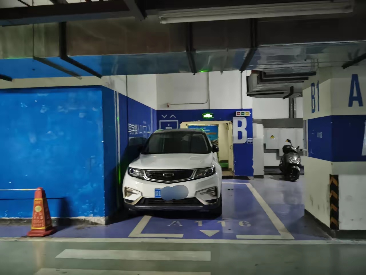 停车见人品，这位车主是真没话说——自己多费点劲，却方便了大家